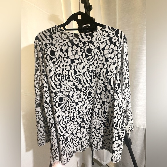 ALFANI- BLOUSE black with white flowers, V-neck blouse size L - Picture 4 of 6